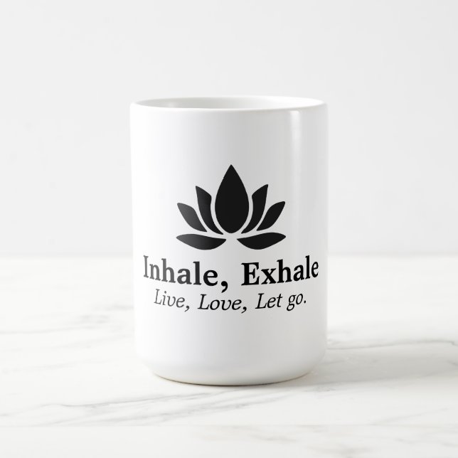 Tranquil Lotus: Einatmen, Inspiration fürs Ausatme Kaffeetasse (Mittel)