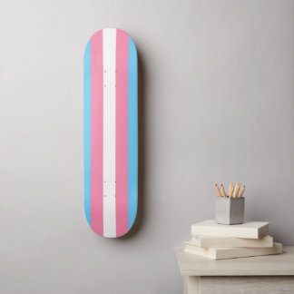 Trans-Flagge auf Skateboard