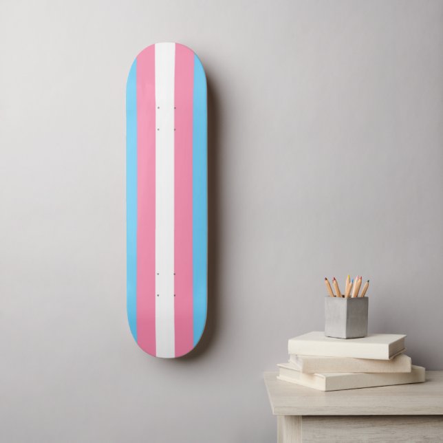 Trans-Flagge auf Skateboard (Wandkunst)