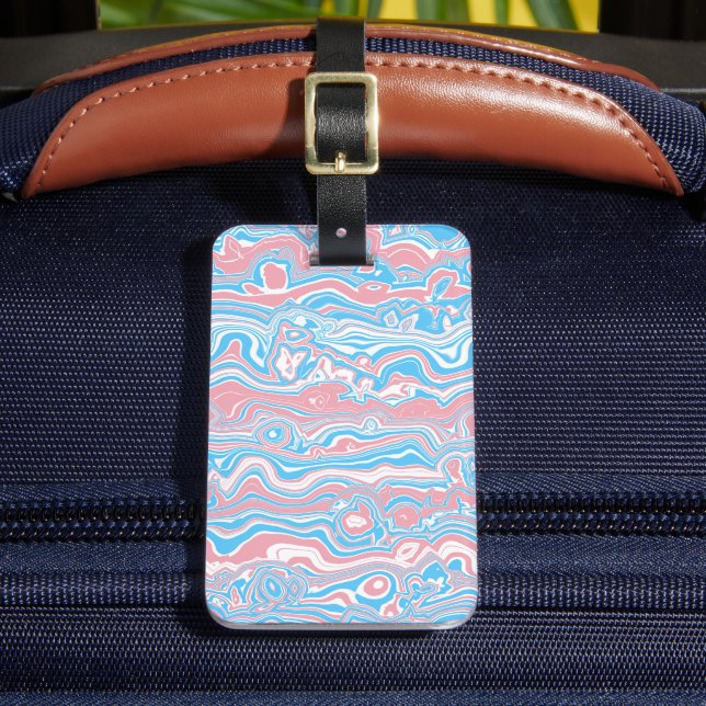 Trans Pride Flag Trippy Boho Groovy Wavy Streifen Gepäckanhänger (Vorderseite Insitu 2)