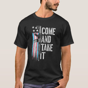 Transgender kommen und nehmen es sich mit Artikel T-Shirt