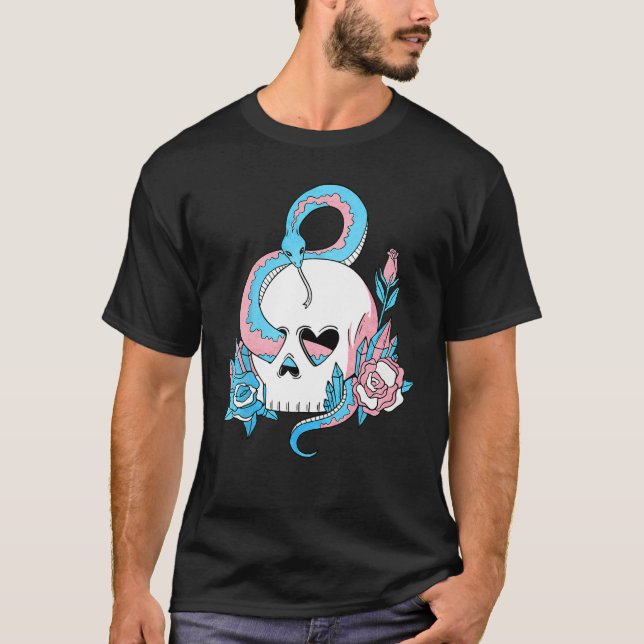 Transgender Pride Trans Flag Skull Snakes Roses Su T-Shirt (Vorderseite)