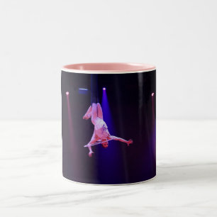 Trapeze fliegendes Mädchen zwei Töne Kaffee Tasse. Zweifarbige Tasse