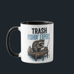 Trash Fishin' Expert Raccoon Tasse<br><div class="desc">Are you a fan of raccoons and fishing? This funny 'Trash Fishin' Expert' design features a master raccoon angler on a wooden dock with his gear. Perfect for anyone who loves trash panda memes, outdoor fishing trips, and a good laugh. This vintage-style illustration is a great gift for fishers, outdoorsmen,...</div>