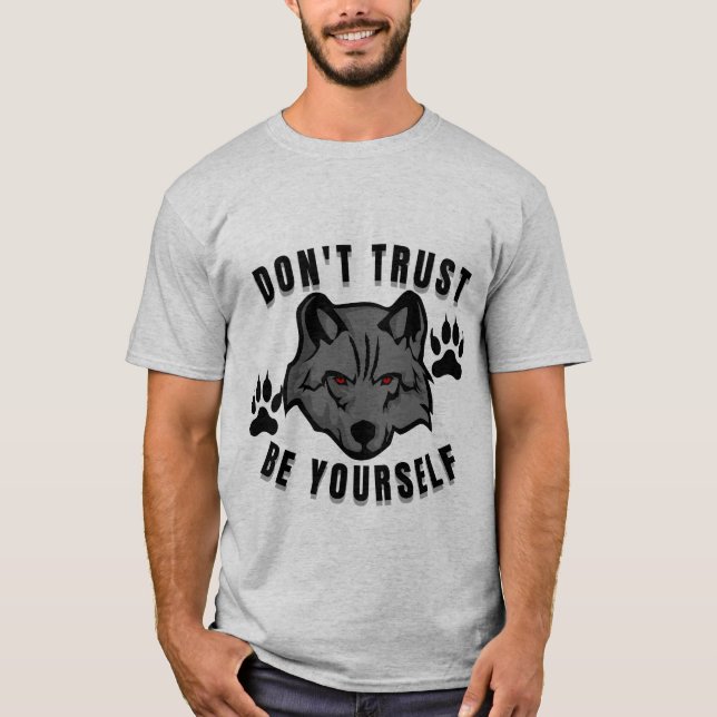 Traue Dich Selbst Wolf Design T-Shirt (Vorderseite)