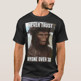 Traue niemals jemandem über 30 sagt Lucias T-Shirt