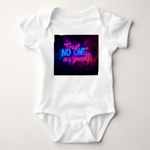 Traue Niemandem – Mach's Selbst Neon Motivationssc Baby Strampler