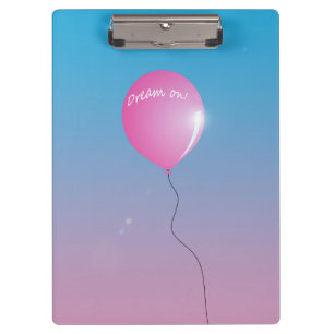 Träume bleiben Zitat Rosa Luftballon am Himmel ins Klemmbrett