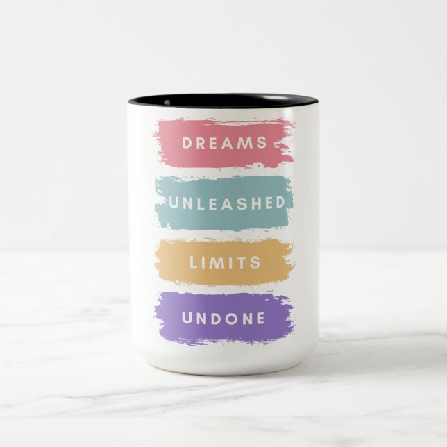 Träume entfesselt, Grenzen aufgehoben Zweifarbige Tasse (Mittel)