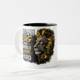Träume groß, bleibe bescheiden Löwen-Motivations-T Zweifarbige Tasse