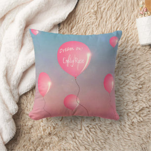 Träumen auf rosa Ballons in Himmel inspirierender Kissen