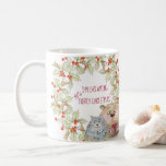Träumen von einem Furry Christmas Cat Hund und Hol Kaffeetasse<br><div class="desc">Funnt Winter Kaffee Tasse für Liebhaber von Haustieren. Dieses Urlaubssaison-Design ist geprägt von "ich träume von furiosen Weihnachten" und bietet eine niedliche Katze und einen Hund,  gerahmt mit einem heiligen Kranz und roten Beeren.</div>