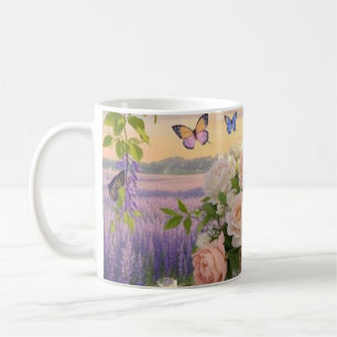 Träumende, sanfte Szene einer üppigen, floralen Kaffeetasse