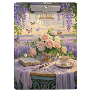 Träumende, sanfte Szene einer üppigen, floralen Klemmbrett