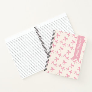 Träumendes Notizbuch mit rosa Schleife und handgez