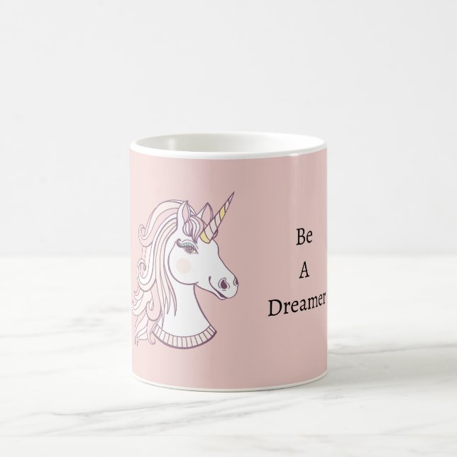 Träumerin mit rosa weißen Einhörnern Kaffeetasse (Mittel)