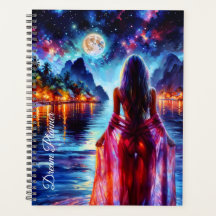 Träumerisches Mädchen am Ozeanstrand mit Mond und