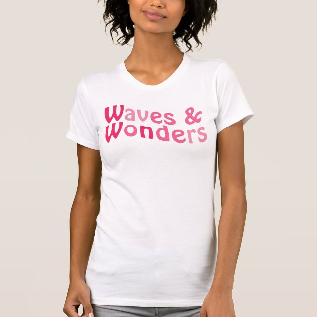 Traumhaftes ozeanInspiriert T-Shirt mit Wavy Pink  (Vorderseite)