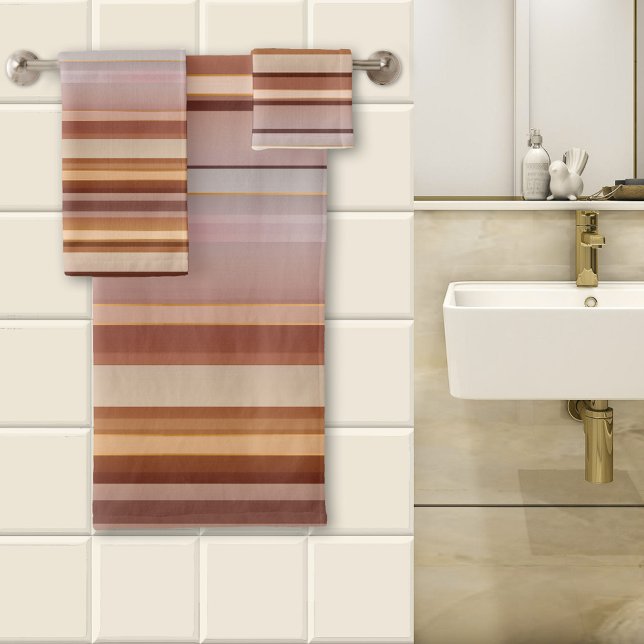 Traumhaftes Set mit gestreiftem Sonnenuntergang (A striped bathroom towel set in soft warm colors inspired by a fading sunset at the beach)