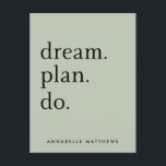 Traumplan Do | Moderne Minimalistische Größe Grün Postkarte<br><div class="desc">Ein wunderschöner Weise grüner Planer mit dem Typografie Zitat "Traumplan do" in schwarz. Der Name kann leicht personalisiert werden! Das perfekte inspirierende Geschenk oder Accessoire für jeden Zweck!</div>