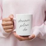 Traumplan Do | Moderne Minimalistische Stilschrift Zweifarbige Tasse<br><div class="desc">Ein einfaches Design mit informeller,  handgeschriebener Schriftzeichen zitiert "Traumplan do" in schwarz auf weiß. Der Text kann leicht für ein Design speziell für Sie personalisiert werden! Das perfekte inspirierende Geschenk oder Accessoire für jeden Zweck!</div>