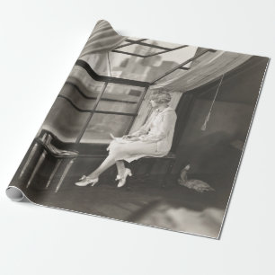 Traurige Frau, die aus dem Fenster der 40er Jahre  Geschenkpapier