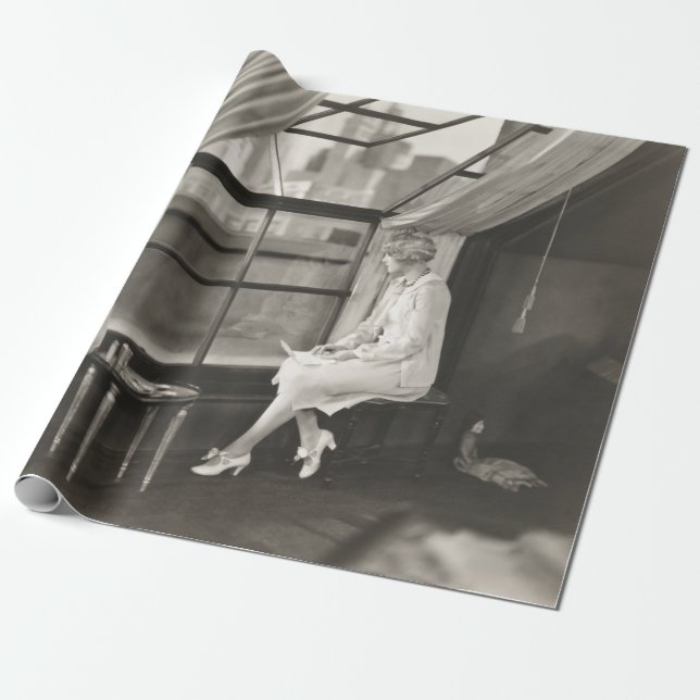 Traurige Frau, die aus dem Fenster der 40er Jahre  Geschenkpapier (Ungerollt)