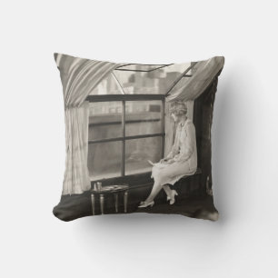 Traurige Frau, die aus dem Fenster der 40er Jahre Kissen