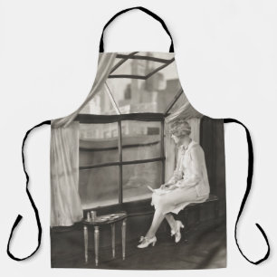 Traurige Frau, die aus dem Fenster schaut1940er, F Schürze