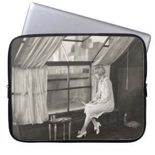 Traurige Frau, die aus dem Fenster schaut1940er Ja Laptopschutzhülle