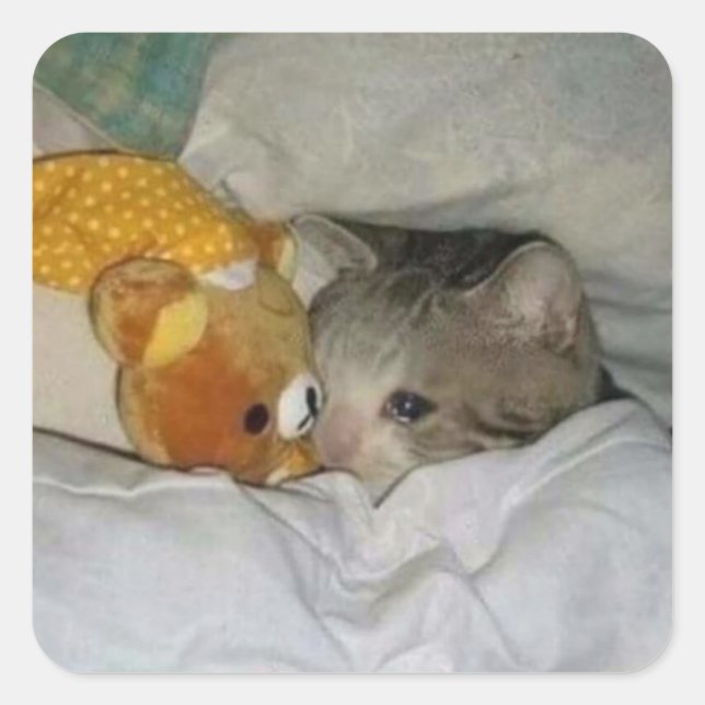 traurige Katze im Bett Quadratischer Aufkleber (Vorderseite)