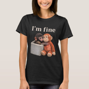 Trauriger Affe schlägt mit einem orangen Spielzeug T-Shirt