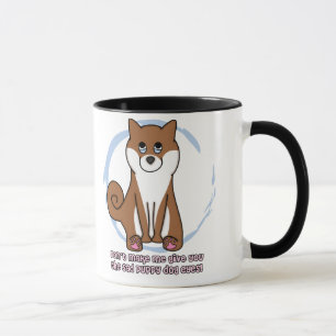Trauriger Hund mustert Shiba Inu Tasse