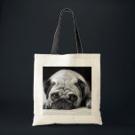 Trauriger Mops Tragetasche<br><div class="desc">Schwarz-Weiß-Foto eines sehr bezaubernden kleinen Mops mit seelenbraunen Augen.</div>
