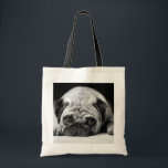 Trauriger Mops Tragetasche<br><div class="desc">Schwarz-Weiß-Foto eines sehr bezaubernden kleinen Mops mit seelenbraunen Augen.</div>