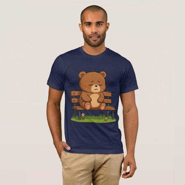 Trauriger süßer Teddybär auf der Bank – Emotionale T-Shirt (Vorne ganz)