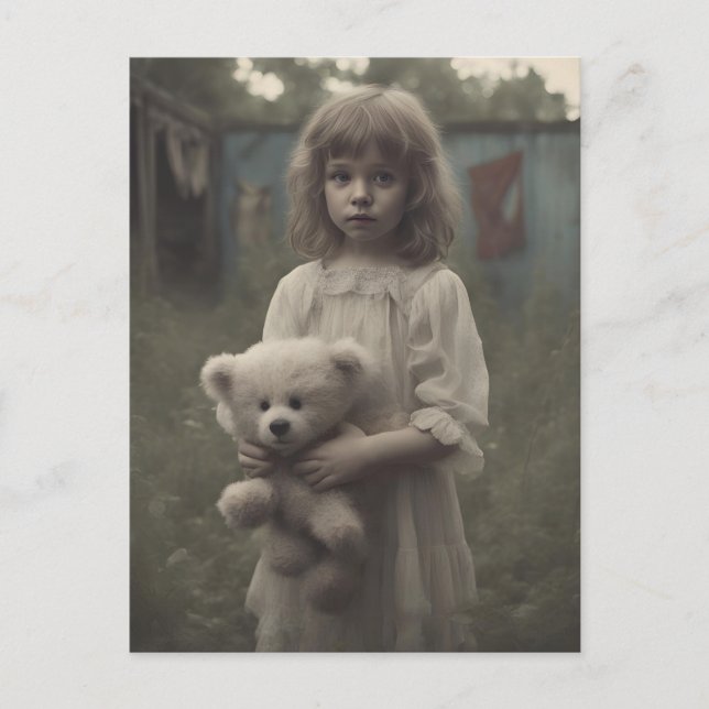 Trauriges Geisterkind im abandonierten Vintagen Zi Postkarte (Vorderseite)