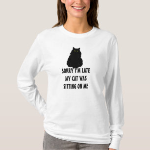 Trauriges spätes meine Katze saß auf mir T-Shirt