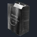 Trauzeuge Black Brushed Metal Mittlere Geschenktüte<br><div class="desc">Vielen Dank an Ihre Trauzeugen mit diesem gebürsteten Metalldesign mit fett formatierter Typografie. Personalisieren Sie dieses Design mit Ihrem Trauzeuge und Ihrem Hochzeitstag. Macht eine tolle Geschenktasche.</div>