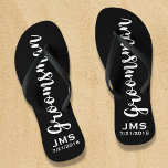 Trauzeuge Custom Wedding Gefallen Modernes Monogra Flip Flops<br><div class="desc">Ihr Trauzeuge wird diese maßgeschneiderte Hochzeit danken Ihnen Geschenk/Gefallen mit einem modernen Skript-Schriftart Liebe. Geben Sie seinen Namen oder sein Monogramm und eine andere Textzeile (Datum, Ort der Hochzeit usw.) ein. Verändern Sie die Hintergrundfarbe einfach, um Ihren Hochzeitsfarben anzupassen - klicken Sie einfach auf "Anpassen" und wählen Sie dann Ihre...</div>