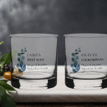 Trauzeuge Eukalyptus Greenerity Wedding Custom Whiskyglas<br><div class="desc">Personalisierte Rockbrille für Sie, um sich mit den Namen Ihrer Trauzeugen - oder irgendjemand in Ihrer Hochzeitsfeier. Sie können auch die Namen der Braut und des Bräutigams und das Hochzeitstag hinzufügen. Dieses zarte Design hat einen Hauch von Eukalyptus-Blätter auf einem Aquarellspülmittel mit Aquarellgrün und Blätter in den Schattierungen von staubblauen...</div>