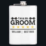 Trauzeuge für personalisiertes Team Flachmann<br><div class="desc">Feiern Sie stilvoll das Party des Bräutigams mit dieser maßgeschneiderten "Team Groom"-Flasche,  die ein elegantes Design mit Kobackakzenten,  Goldstars und einem personalisierten Namen für Trauzeuge oder Trauzeugen bietet. Die Flasche ist perfekt für Junggesellenabende,  Hochzeitsfeiern und als unvergessliches Geschenk für den kleinen Hunger. Ein absolutes Muss für die Bräutigam!</div>