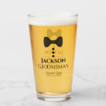 Trauzeuge Gastgeschenk Hochzeit Glass Tumbler<br><div class="desc">Dieser lustige Glasklatscher oder ein großes Bierglas ist als Geschenk oder Gutes für die Trauzeugen bei Ihrer Hochzeit konzipiert. Es zeigt ein Bild einer schwarzen Krawatte mit drei Tasten. Der Text lautet "Trauzeuge" und hat Platz für seinen Namen, die Namen des Paares und das Hochzeitstag. Eine tolle Ergänzung zu einer...</div>