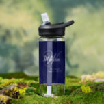 Trauzeuge Geschenk Chic Monogram   Name Modernes C Trinkflasche<br><div class="desc">Hochzeitsfeier Geschenke Trauzeugen Trauzeuge Geschenk Chic Monogram Plus Name Datum Moderne Coole Navy Blue Water Flasche. Personalisierung fügt diese besondere Touch hinzu mit einem mit Monogramm Geschenk speziell für Ihren Trauzeuge. Klicken Sie auf Personalisieren Sie diese Vorlage, um sie mit Ihrem eigenen Trauzeuge Monogramm Nachname Initial, ihrem Vornamen und dem...</div>