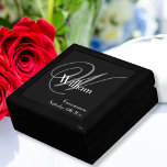 Trauzeuge Geschenk Moderne Monogram Script Elegant Erinnerungskiste<br><div class="desc">Hochzeit Trauzeuge Trauzeugen Geschenke Moderne Monogram Script Elegant Chic Keepake Geschenkboxen. Klicken Sie auf diese Vorlage, um sie mit der Monogram Initial, dem Namen und dem Datum schnell und einfach anzupassen. Trauzeuge Gift Modern Monogram Script Elegant Chic Geschenkboxen, ist Teil der Trauzeuge Geschenksammlung in diesem Laden, die eine ganze Reihe...</div>