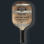 Trauzeuge Geschenke Pickleball Schläger<br><div class="desc">Rustikales Fass-Design mit feinem Western-Typografie. Personalisieren Sie dieses Design mit Ihrem eigenen Text. Dieses Design können Sie weiter anpassen,  indem Sie den Link "Weiter anpassen" auswählen,  falls gewünscht.</div>