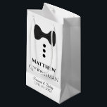 Trauzeuge Hochzeitsgeschenktasche mit schwarzer Kr Kleine Geschenktüte<br><div class="desc">Diese Geschenktasche ist für Ihre Trauzeugen konzipiert. Das Design besteht aus schwarzem Text und einer schwarzen Krawatte mit Tasten auf weißem Hintergrund. Enthält einen Platz für seinen Namen sowie den Namen des Paares und das Hochzeitstag. Füllen Sie Geschenke, Gefälligkeiten, Süßigkeiten, Schnaps oder jede andere Art von Hochzeitswag. Ein guter Weg,...</div>
