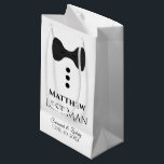 Trauzeuge Hochzeitsgeschenktasche mit schwarzer Kr Kleine Geschenktüte<br><div class="desc">Diese Geschenktasche ist für Ihren Trauzeuge konzipiert. Das Design besteht aus schwarzem Text und einer schwarzen Krawatte mit Tasten auf weißem Hintergrund. Enthält einen Platz für seinen Namen sowie den Namen des Paares und das Hochzeitstag. Füllen Sie Geschenke, Gefälligkeiten, Süßigkeiten, Schnaps oder jede andere Art von Hochzeitswag. Ein guter Weg,...</div>