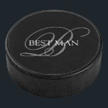 Trauzeuge Monogram Eishockey Puck<br><div class="desc">Machen Sie Ihren eigenen Hockey-Puck. Personalisieren Sie dieses Design mit Ihrem eigenen Text. Sie können dieses Design weiter anpassen,  indem Sie den Link "Weitere Anpassung" auswählen,  falls gewünscht.</div>