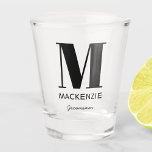 Trauzeuge Monogramm Name Shotglas Schnapsglas<br><div class="desc">Moderne Typografie minimalistisches Monogramm Namensdesign,  das auf Personalisierung umgestellt werden kann. Ideal,  um Ihrem Trauzeuge für all ihre Hilfe und Unterstützung zu danken,  um Ihre Hochzeit phantastisch zu machen.</div>